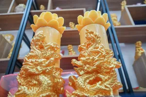 Nến rồng vàng cháy 3 ngày liên tiếp hút khách dịp cuối năm