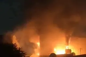 Hà Nội: Cháy nhà, người trong nhà may mắn chạy thoát ra ngoài 