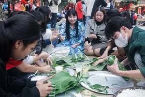 Học sinh hào hứng gói bánh chưng Tết tặng bạn có hoàn cảnh khó khăn