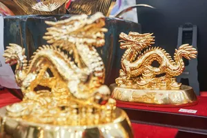 Linh vật rồng mạ vàng 24k hút khách dịp Tết Nguyên đán Giáp Thìn 2024