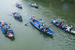 Hàng nghìn người đổ về chùa Hương ngày mùng 6 Tết