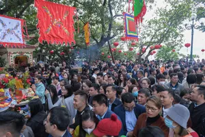 Người dân chen chúc tới Phủ Tây Hồ cầu may dịp đầu năm mới