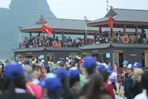 Chùa Tam Chúc đông nghịt người những ngày đầu năm mới