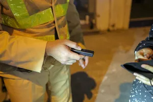 Hai thiếu niên mang dùi cui điện ra đường để cho ‘oai’