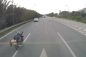 Tạm giữ hình sự thanh niên nằm trên xe máy lao vun vút trên Đại lộ Thăng Long