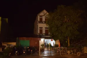 Mâu thuẫn tình cảm, chồng bóp cổ vợ đến tử vong