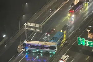 Hà Nội: Xe khách bất ngờ mất lái chắn ngang trên đường Vành đai 3 trên cao