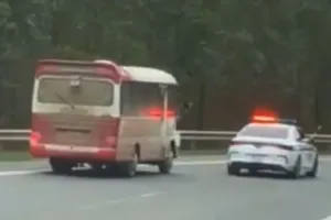 Tài xế ô tô tăng ga bỏ chạy nhiều lần đâm vào đuôi xe CSGT