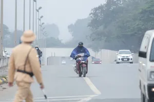 CSGT xử lý hàng loạt xe máy đi vào làn ô tô trên Đại lộ Thăng Long