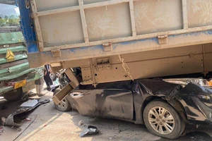 Hà Nội: Ô tô con bẹp dúm dưới gầm xe tải sau tai nạn liên hoàn