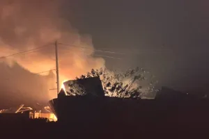 Hà Nội: Xe chở gas bốc cháy rồi lan sang nhà xưởng