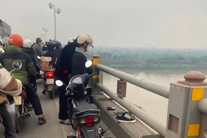 Hà Nội: Tìm kiếm nam thanh niên nghi nhảy cầu Thanh Trì