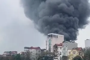 Hà Nội: Cháy lớn tại cơ sở tổ chức sự kiện rồi lan sang nhà dân