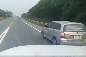 Vượt ẩu trên cao tốc Cam Lộ - La Sơn, một tài xế bị tước bằng lái 2 tháng