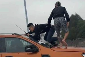 Hà Nội: Người dân vây bắt nam tài xế vi phạm giao thông 