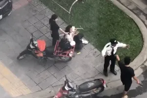 Mâu thuẫn trong việc nuôi con, dùng dao chém vợ cũ 