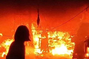 Cháy lớn tại xưởng làm biển quảng cáo