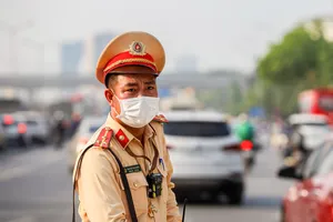 CSGT vã mồ hôi điều tiết giao thông dưới nắng nóng của dịp nghỉ lễ 30-4