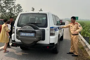 CSGT trên cao tốc Pháp Vân - Mai Sơn chở người bị hỏng xe về trạm dừng tránh nắng