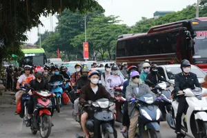 Người dân các tỉnh ùn ùn trở lại Hà Nội sau kỳ nghỉ lễ 30-4