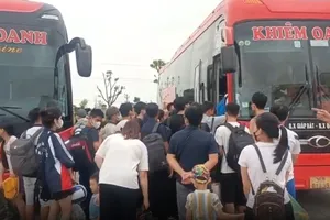 Xe giường nằm 26 chỗ nhét 57 người, tài xế còn vi phạm nồng độ cồn