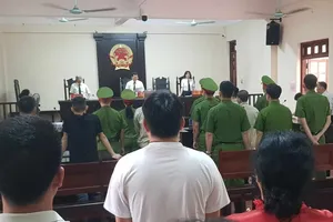 Tin vào giấy tờ tùy thân gửi qua tin nhắn của 3 nhân viên 'nhí', chủ quán karaoke lĩnh án 13 năm tù