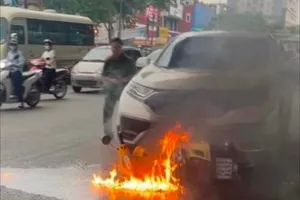 Xe máy bốc cháy dữ dội trước đầu ô tô sau va chạm