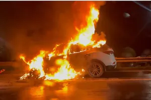 Ô tô bốc cháy dữ dội giữa trời mưa