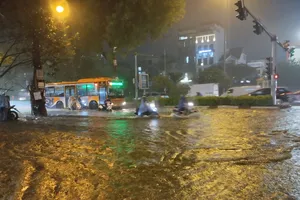 Hà Nội: Nhiều tuyến đường bị ngập trong cơn mưa lớn