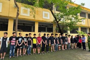 26 thanh thiếu niên vác dao kiếm đuổi đánh nhau gây náo loạn đường phố Hà Nội