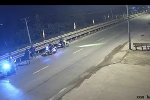 4 thanh thiếu niên dọa chém người đi đường để cướp xe máy 