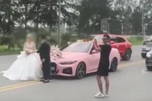 Đỗ ô tô giữa đường để chụp ảnh cưới, 4 người bị khởi tố