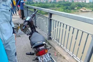 Hà Nội: Tìm kiếm nam thanh niên nghi nhảy cầu Đông Trù