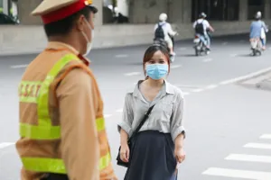 Nhiều người đi bộ sang đường bất ngờ khi bị CSGT gọi lại xử phạt