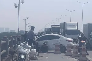 Ô tô nổ lốp trên cầu Thanh Trì, giao thông ùn tắc kéo dài