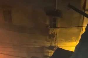 Clip ghi cảnh người hùng phá tường cứu 3 người trong vụ cháy 14 người tử vong ở Hà Nội