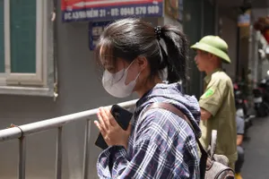 Khói hương nơi tưởng niệm các nạn nhân xấu số trong vụ cháy 14 người chết