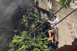 Thêm người hùng cứu 2 phụ nữ trong đám cháy ở Hà Nội sáng nay