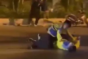 Kịp thời giải tán đám đông tài xế xe ôm công nghệ tụ tập đánh nhau