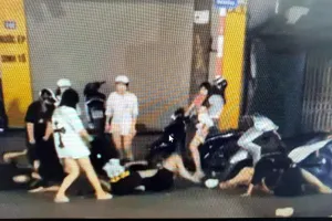 Nhóm nữ lao vào đánh nhau giữa phố ở Hà Nội 