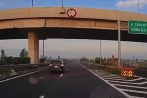 Phạt nguội nữ tài xế điều khiển xe đi lùi trên cao tốc TP.HCM - Long Thành - Dầu Giây