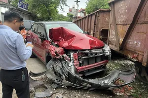 Ô tô đậu sát đường sắt bị tàu hỏa lao tới hất văng