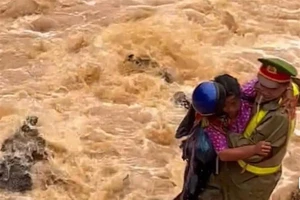 Bộ trưởng Lương Tam Quang biểu dương cán bộ công an lao xuống dòng lũ cứu người 