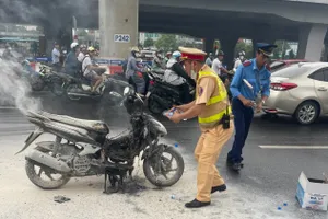 Hà Nội: Xe máy bốc cháy giữa đường