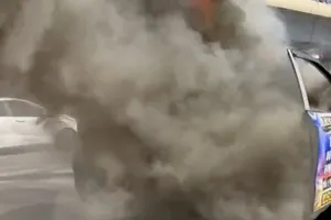 Xe taxi cháy dữ dội khi đang lưu thông trên đường