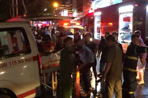 Lực lượng cứu hộ đang cứu các nạn nhân bị kẹt trong vụ cháy ở Hà Nội