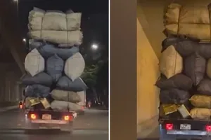 Chở ‘núi phế liệu’ gần chạm gầm nhà ga đường sắt, tài xế bị tước bằng lái 3 tháng