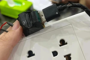 2 cô gái thuê trọ ở Hà Nội phát hiện bị đặt lén camera