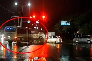 Ô tô khách vượt đèn đỏ, tông lật xe tải rồi bỏ chạy
