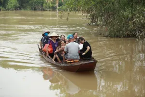 Nước sông Hồng lên chưa cao, người dân bãi giữa đã phải đi làm, đi học bằng thuyền 